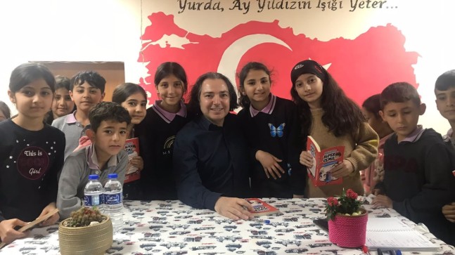 KEMAL ÇELİK KİTAPLARINI İMZALADI