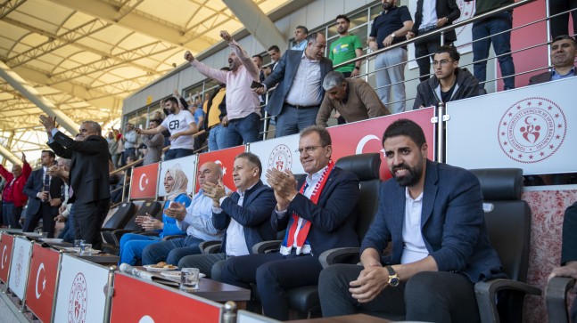 Başkan Seçer, Yeni Mersin İdman Yurdu – Karaköprü Karşılaşmasını İzledi