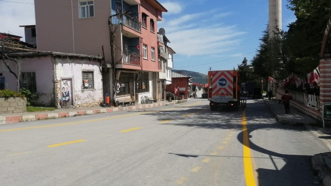 BÜYÜKŞEHİR’DEN ÇAMLIYAYLA’DA YOL ÇİZGİLEME ÇALIŞMASI