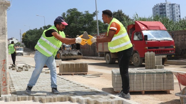 TOROSLAR’DA YOLLAR KİLİT PARKE İLE YENİLENİYOR