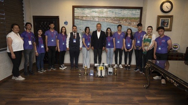 Başkan Seçer, Büyükşehir’in Başarılı Robotıcs Takımı İle Bir Araya Geldi
