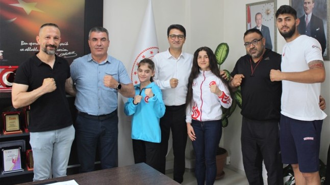 Mersin Gençlik ve Spor İl Müdürü Ökkeş Demir, Avrupa ve Dünya Muaythai Şampiyonlarını Kabul Etti