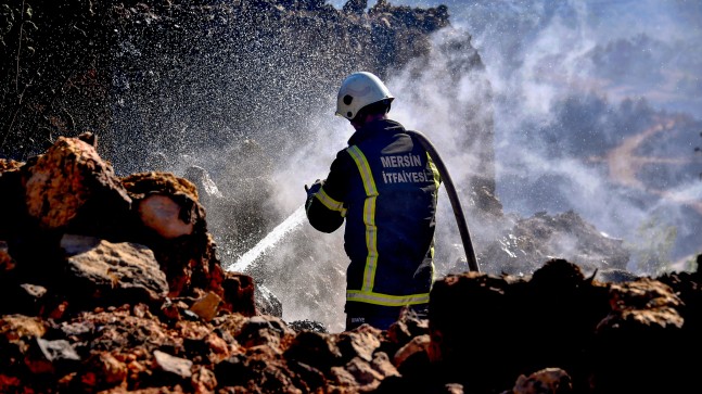 Mersin İtfaiye Ekipleri Gülnar Orman Yangınında Canla-Başla Mücadele Gösteriyor