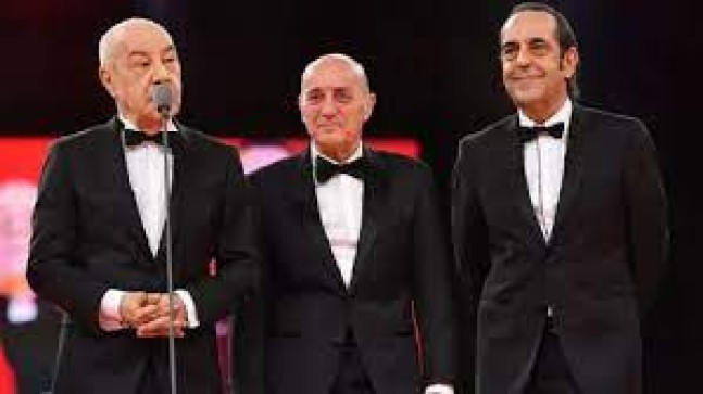 Mazhar Alanson ve Fuat Güner, Özkan Uğur’a Sahnede Veda Etti: “Özkan’ım hoşça kal”