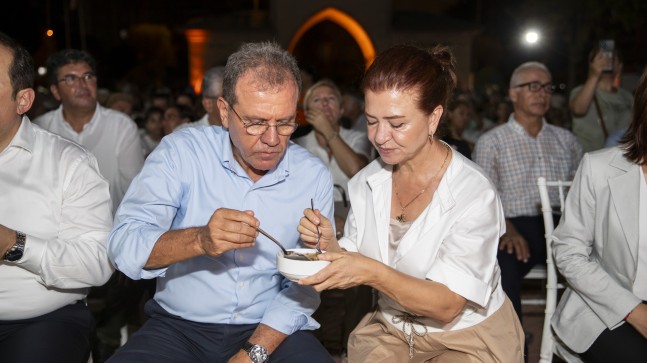 Başkan Seçer ve Meral Seçer, Cemevi’ndeki Aşure Etkinliği’ne Katıldı