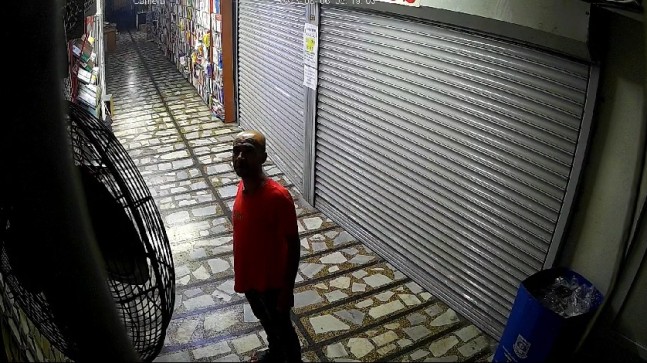 Tarsus’ta İş Hanında Vantilatör Çalma Girişimi Güvenlik Kamerasına Yansıdı