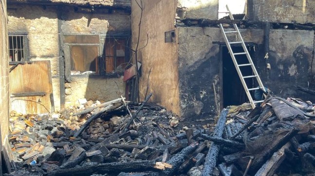 Çamlıyayla’da Çıkan Yangında 6 Ev Zarar Gördü