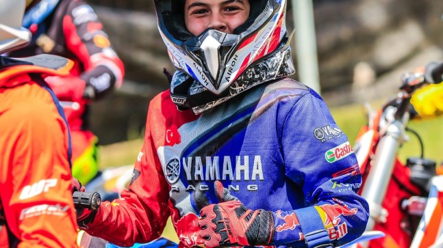 TARSUSLU MOTOCROSS SPORCUSU “BERKAY SARI TÜRKİYE ŞAMPİYONASINA KATILAMAMA ENDİŞESİ YAŞIYOR!”