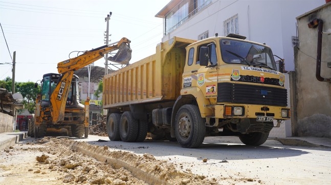 TARSUS’TA YOL BAKIM ONARIM ÇALIŞMALARI HIZ KESMEDEN DEVAM EDİYOR