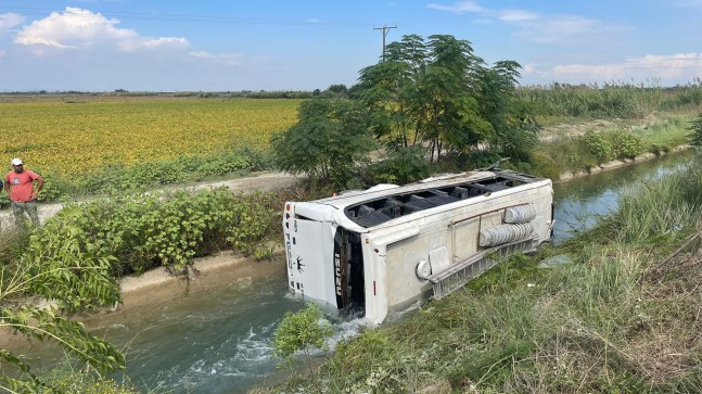 Tarsus’ta Tarım İşçilerinin İçinde Bulunduğu Midibüs Kaza Yaptı