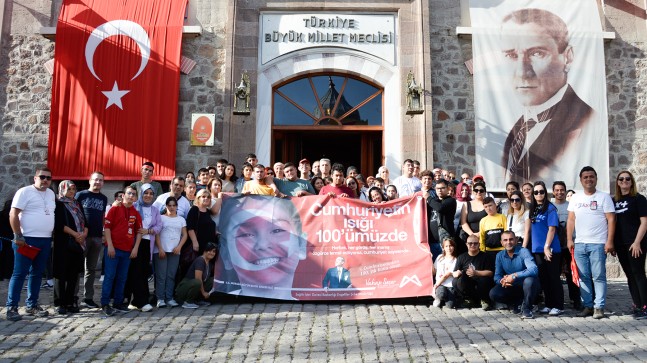 Özel Bireyler, Cumhuriyet’in 100. Yılını Atatürk’ün Huzurunda Kutladı