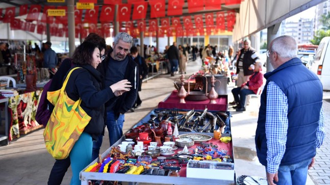 Antika Tutkunlarını Geçmişe Yolculuk Yaptıran Bir Pazar