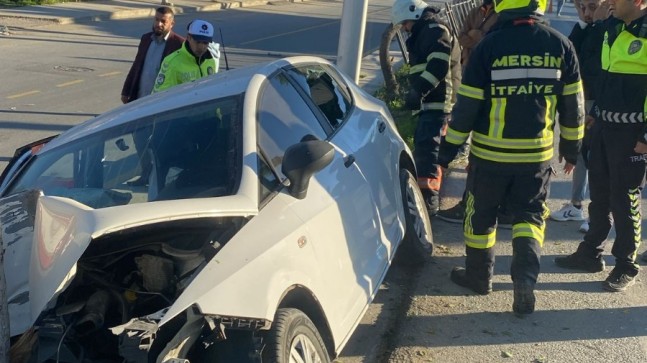 TARSUS’TA KONTROLDEN ÇIKAN ARAÇ AĞACA ÇARPTI: 1 YARALI