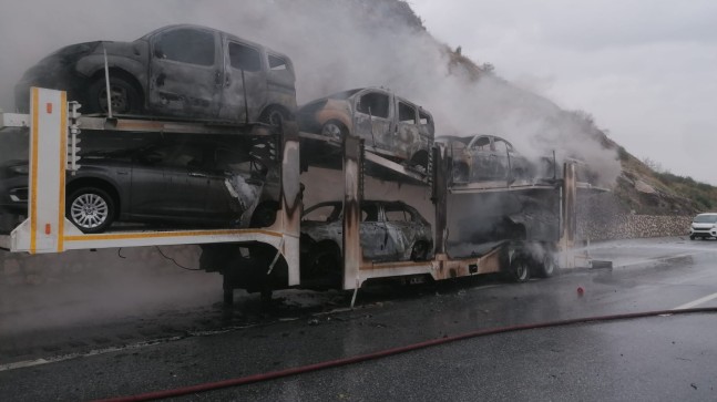 Tarsus Otoyolunda 8 Sıfır Araç Taşıyan Tırda Yangın Çıktı