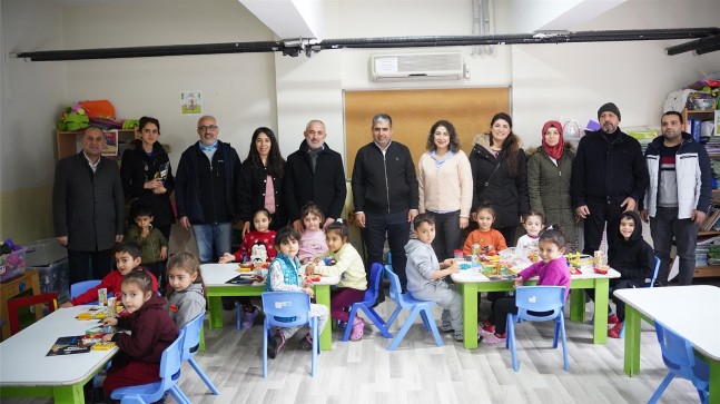 TARSUS BELEDİYESİ, DEPREMZEDELERE YARDIM ELİ UZATMAYA DEVAM EDİYOR: YENİ BİR YARDIM TIR’I DAHA HATAY’A ULAŞTI!