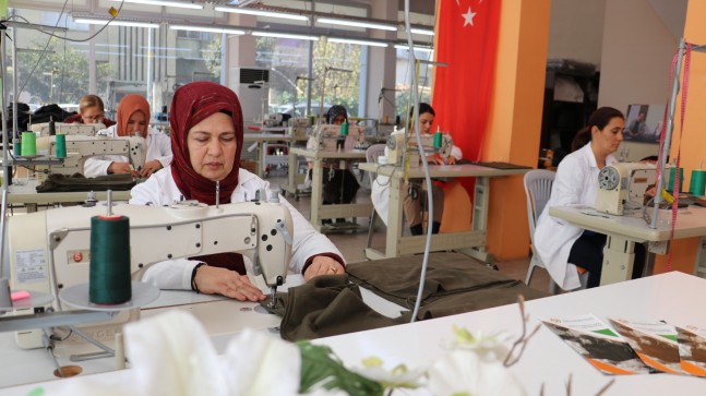 BELEDİYE PERSONELİNİN İŞ KIYAFETİ, TORTEK ATÖLYELERİNDE ÜRETİLİYOR