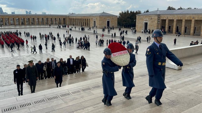 Birlik ve Dayanışma Sendikası 10. Yıldönümünde Anıtkabir’e çıktı  “İYİ BİR SAĞLIK SİSTEMİ İÇİN AŞIRI İŞ YÜKÜ ÖNLENMELİ”