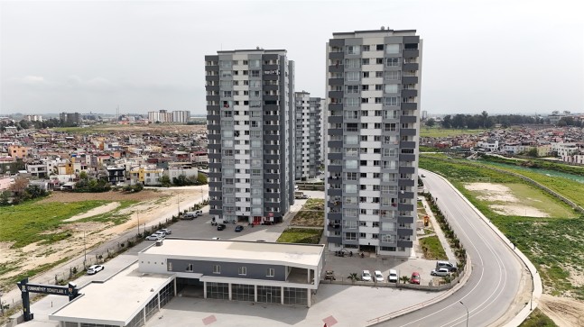 BAŞKAN BOZDOĞAN, TEMELDEN ALDIĞI EVLERİ TAMAMLAYIP HAK SAHİPLERİNE TESLİM ETTİ