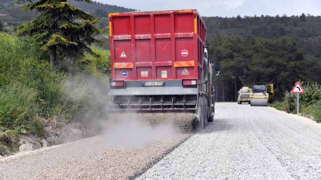 Büyükşehir’in Kırsalda Sathi Asfalt Sezonu Erdemli’de Başladı