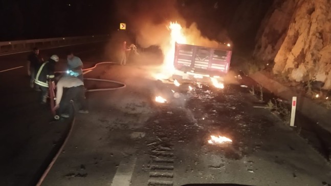 Tarsus Damlama Mevkiinde Fayans Malzemesi Yüklü Tırın Dorse Bölümü Yandı
