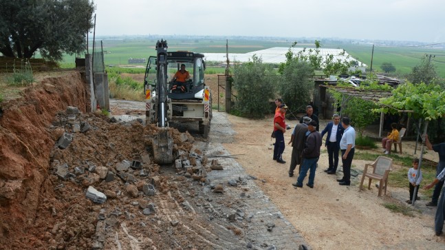 TARSUS’TA FIRTINA NEDENİYLE İHATA DUVARI OTOMOBİLİN ÜZERİNE DEVRİLDİ