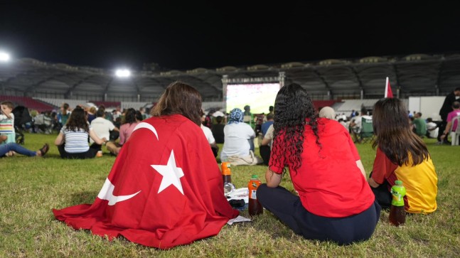 Tarsus’ta Milli Maç Coşkusu “Çekya Maçı Dev Ekranda Yayınlandı”