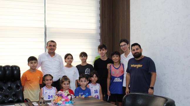 İDEAL BASKETBOL’DAN TARSUS GENÇLİK MERKEZİ MÜDÜR’Ü CUMALİ KOŞAR’A ZİYARET