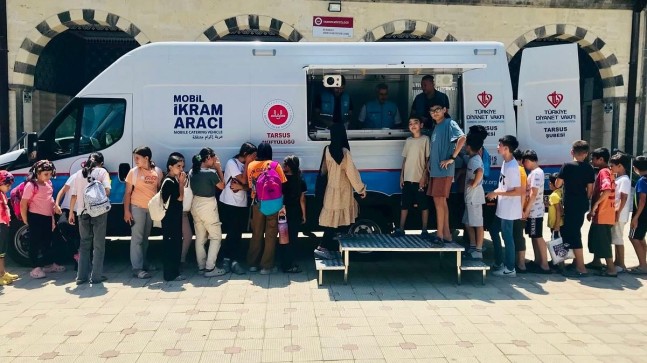 Mobil İkram Aracı ile Çocuklara Dondurma İkramı Yapıldı