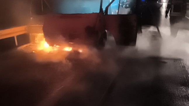 Pozantı-Tarsus Otoyolu’nda Servis Aracı Yandı