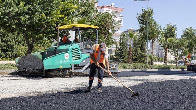 Mersin Büyükşehir’in Yol Yapım Ekibi 50.Yıl Mahallesi’nde Çalışıyor