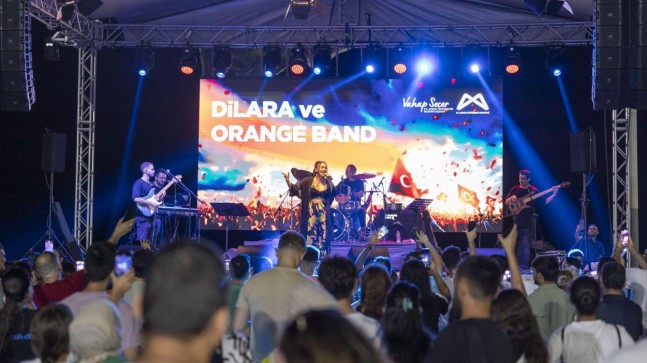 Büyükşehir, Zafer Bayramı Coşkusunu Kent Genelinde Muhteşem Konserle Taçlandırdı