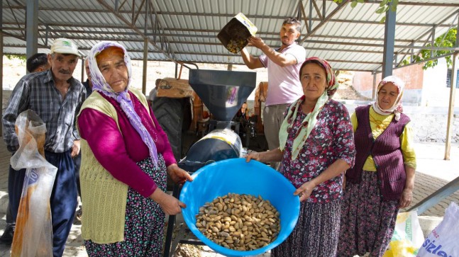 Büyükşehir’in Badem Soyma Makinesi Desteği İle Hasat Zamanı Çile Olmaktan Çıktı