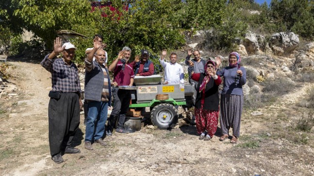 Üzüm Sıkma Makinesi Çalışıyor, Üretici Keyfine Bakıyor