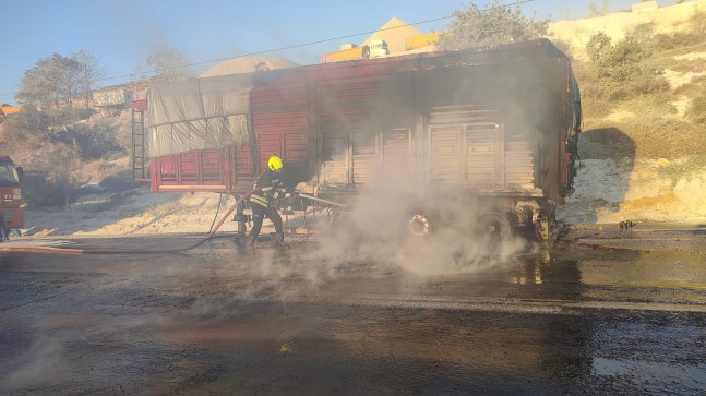 TARSUS’TA MISIR YÜKLÜ TIR’DA YANGIN