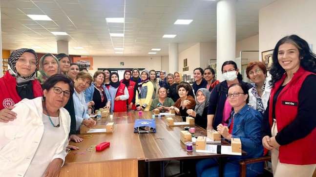 Mersin Alzheimer Derneği Tarsus Grubu’ndan ‘Makrome Bileklik Atölyesi’ Etkinliği