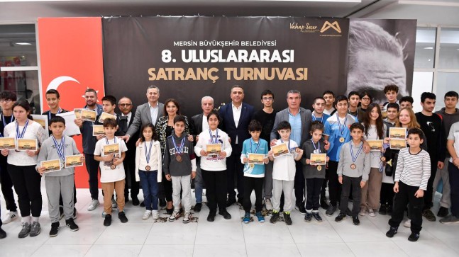 ‘8. Uluslararası Satranç Turnuvası’nda Sporculara Ödülleri Verildi