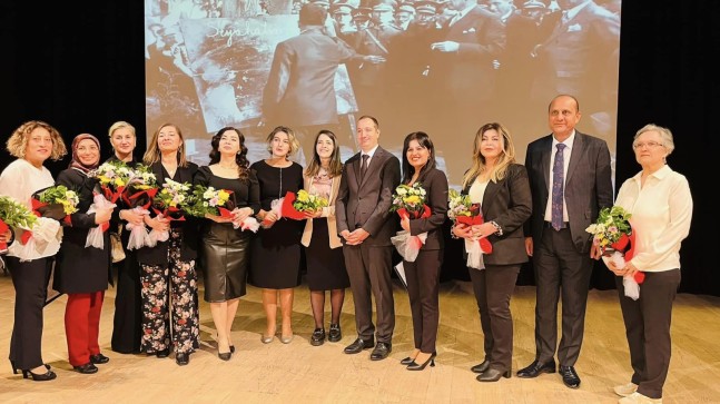 Tarsus’ta Öğretmenler Gününde Atatürk Anıtına Çelenk Sunma ve Kutlama Programı Düzenlendi
