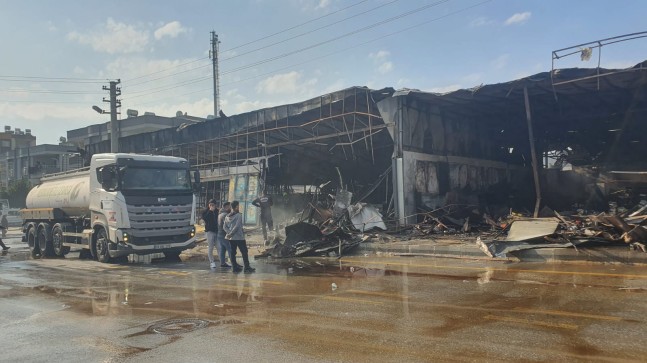 TARSUS’TA ÇIKAN YANGINDA İKİ ZİNCİR MARKET MAĞAZASI VE BİR İŞYERİ YANDI