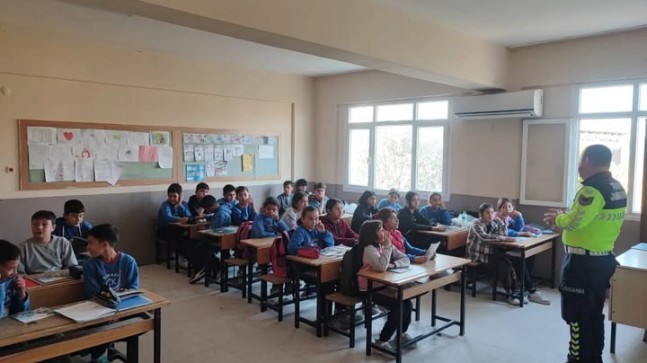 Tarsus Trafik Jandarma Ekipleri Cinköy Mahallesi Öğrencilerine Trafik Eğitimi Verdi
