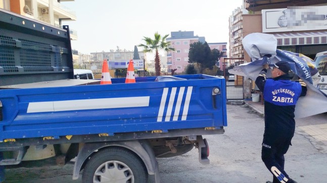 BÜYÜKŞEHİR ZABITA EKİPLERİ, TARSUS’TA KENT ESTETİĞİNİ BOZAN AFİŞ VE PANKARTLARI TOPLUYOR