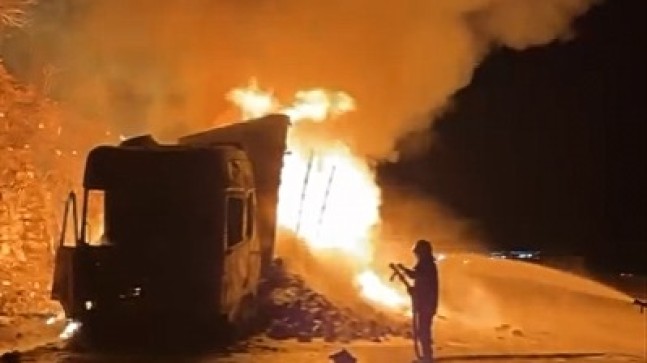 Tarsus-Pozantı Otoyolu’nda Tekstil Yüklü Tır Yandı