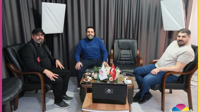 Tarsus’un tanınmış iş insanlarından Serkan Esendemir ve bölgenin genç ve başarılı avukatlarından Burak Karabulut, Akkoza Medya Rejisörü Erdal Alakaş’ı ziyaret etti.