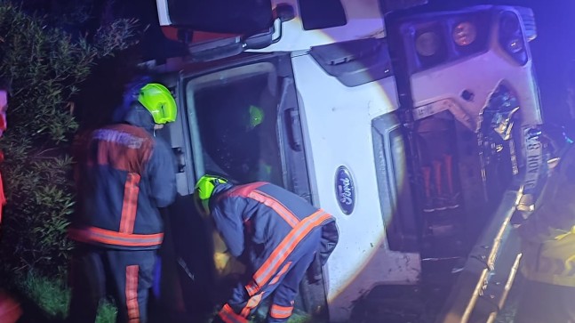 Adana-Tarsus Otoyolunda Hafriyat Kamyonu Şarampole Uçtu “Sürücü Yaralı Olarak Kurtarıldı”