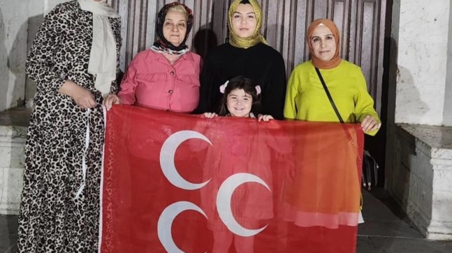 MHP Tarsus KAÇEP Başkanı Betül Ulusoy ve Kadın Kolları, Teravih Namazı Sonrası Hayır Dağıttı