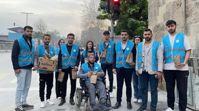 AK Parti Tarsus’tan Trafikte Kalan Vatandaşlara İftariyelik İkramı