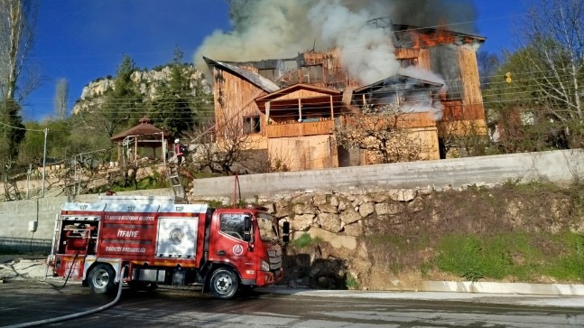 Çamlıyayla’da 3 Katlı Evde Yangın Çıktı