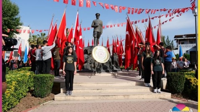 Tarsus Cumhuriyet Meydanı’nda Atatürk Anıtı’na 23 Nisan Çelengi Sunuldu