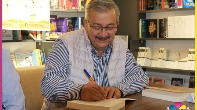 Antik Sahaf Bistro’da Deneyimli Yazar Süleyman Arkadaş’ın İmza Gününe Yoğun Katılım