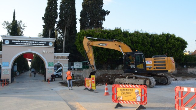 BÜYÜKŞEHİR BELEDİYESİ’NDEN TARSUS ŞEHİR MEZARLIĞI ÖNÜNDE OTOPARK DÜZENLEME ÇALIŞMASI