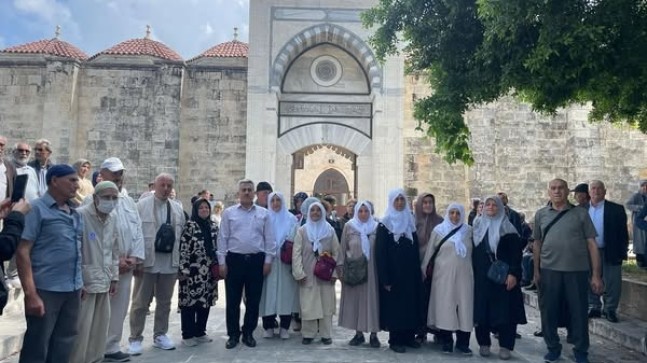 Tarsus’ta 2025’in İlk Hacı Adayları Kutsal Yolculuğa Uğurlandı